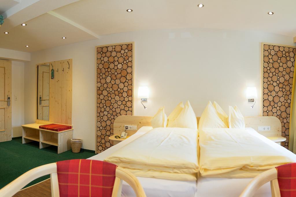 Hotel Garni Gruenmoos Sankt Jakob in Defereggen Oda fotoğraf